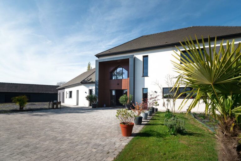 Façade avant maison R+1 de 428 m²