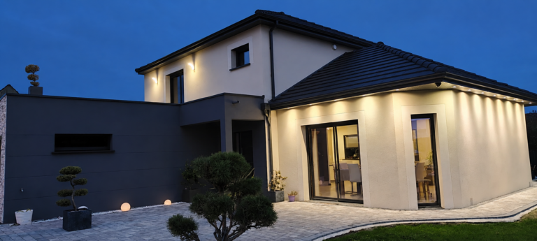 Photo nocturne d'une façade avant vue de profil d'une maison à étage construite dans l'Oise par Maisons RDV
