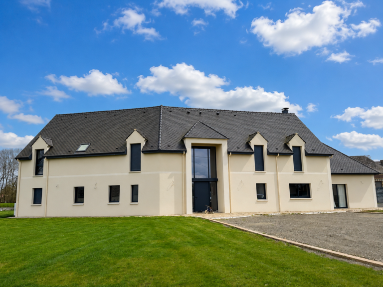 Façade avant d'une maison R+combles construite dans l'Oise par Maisons RDV