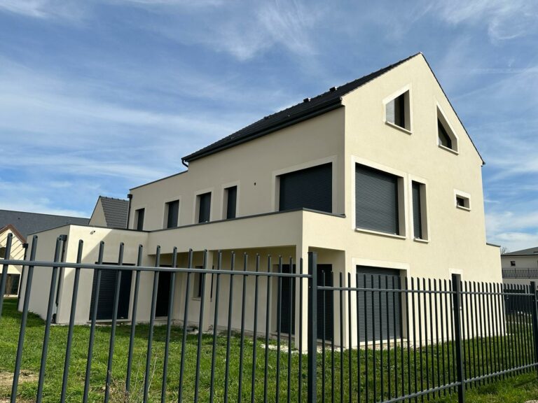 Façade avant de profil droit d'une maison contemporaine à étage de 198 m² réalisée à Compiègne dans l'Oise.