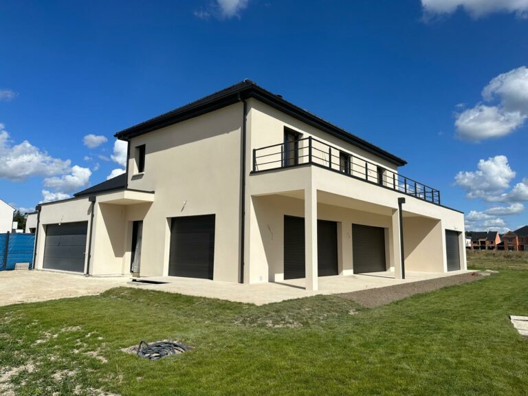 Façade avant profil droit d'une maison contemporaine à étage de 185,37 m² réalisée à Compiègne dans l'Oise.