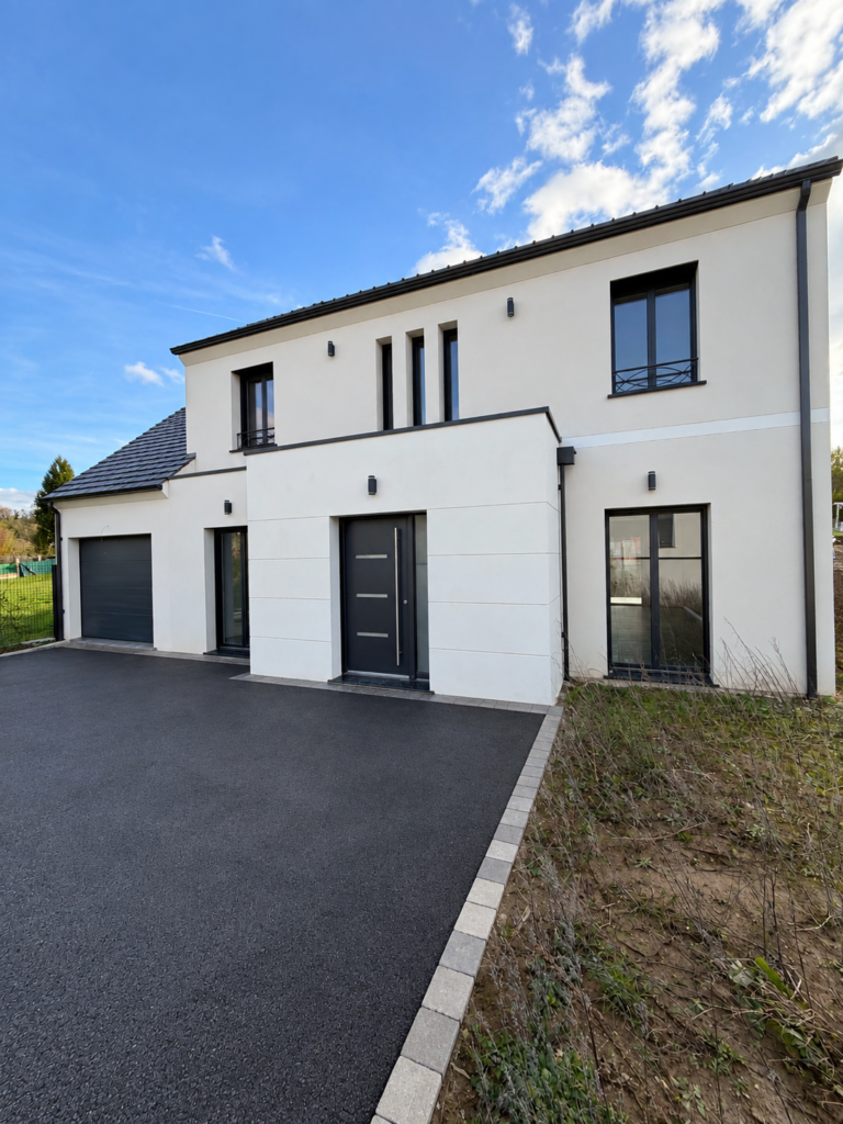 Façade avant d’une maison contemporaine R+1 de 154 m² avec garage intégré réalisée par Maisons RDV